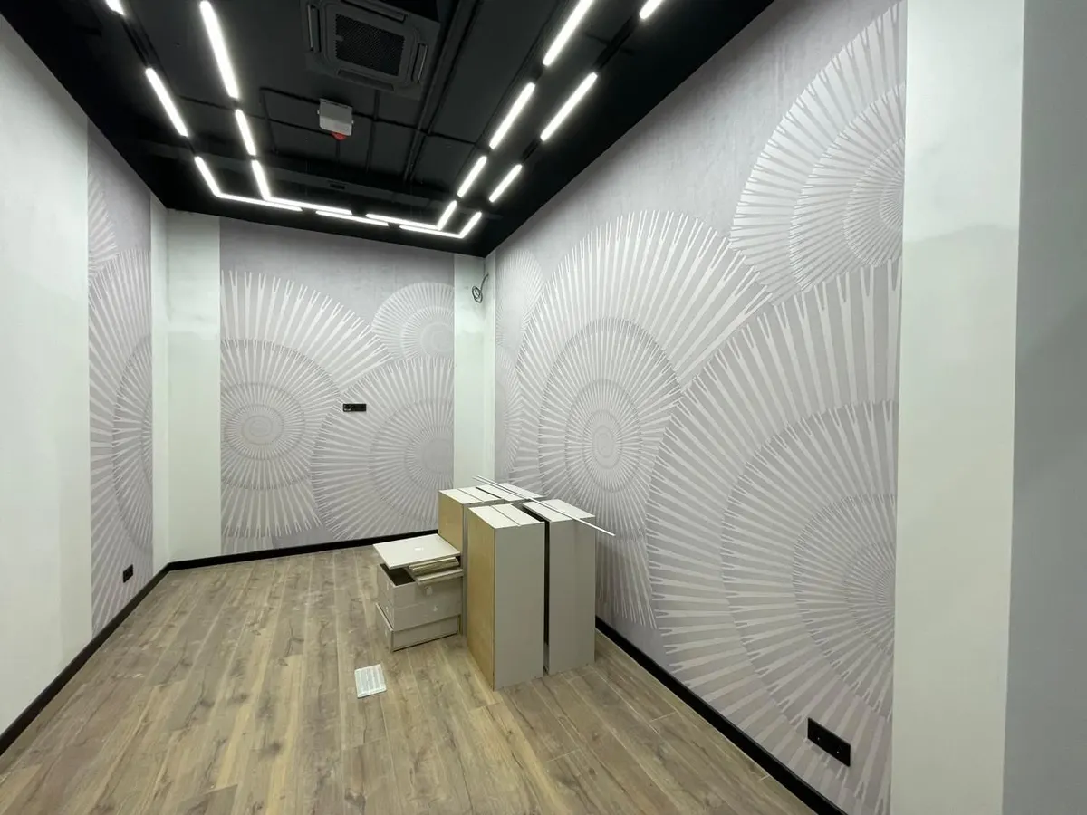 3D фотообои с рельефными спиралями на стенах офиса