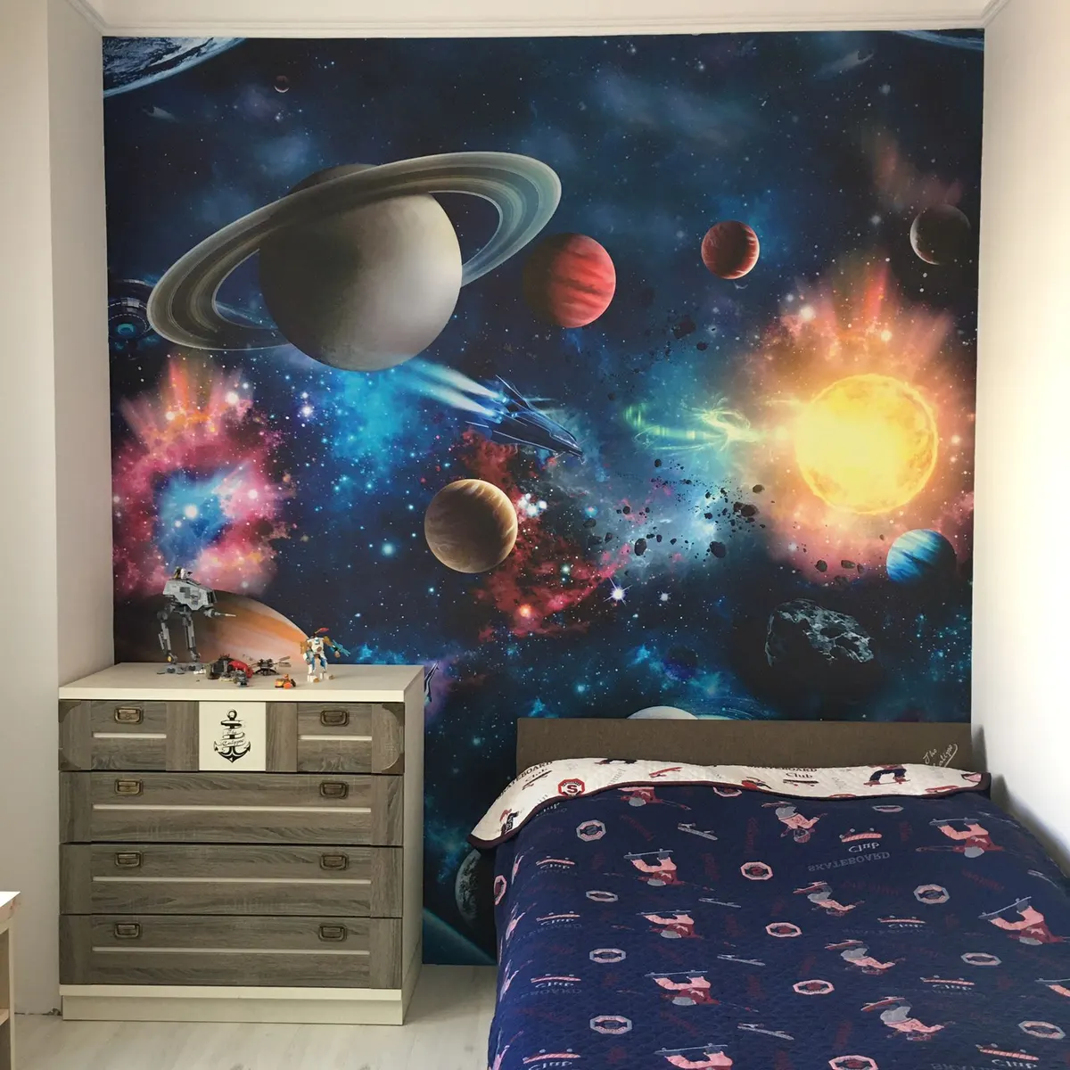 Фотообои с космосом, планетами и Сатурном над кроватью мальчика