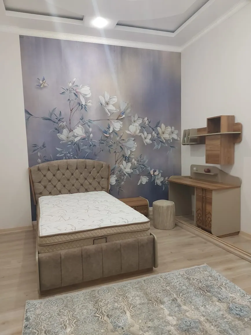 Фотообои с крупными цветами магнолии в спальне